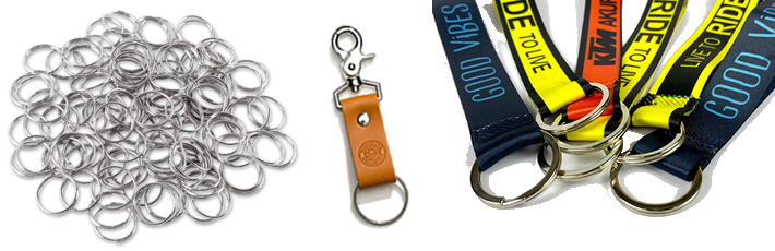 Montón de anillos metálicos pequeños para llaveros sobre fondo blanco.