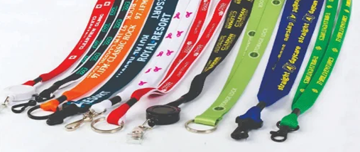 Variedad de lanyards para colgar identificaciones con diferentes colores y textos promocionales.
