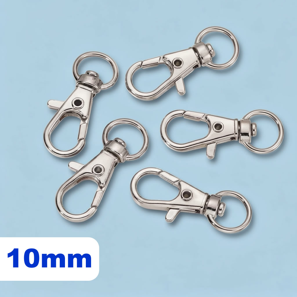 Cinco mosquetones metálicos plateados de 10 mm sobre fondo azul claro.