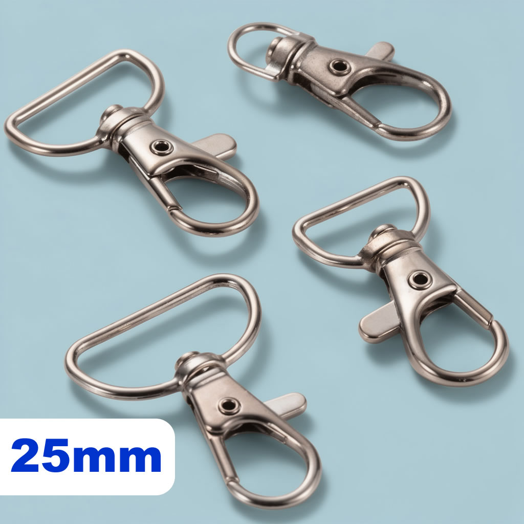 Cuatro mosquetones metálicos plateados con anillos rectangulares sobre fondo azul claro, tamaño 25 mm.