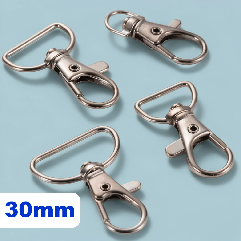 Cuatro mosquetones metálicos plateados de 30 mm sobre fondo azul claro.