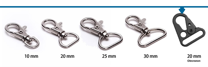 Cinco mosquetones metálicos de diferentes tamaños, desde 10 mm hasta 30 mm, con un mosquetón negro especial de 20 mm llamado olecranon.
