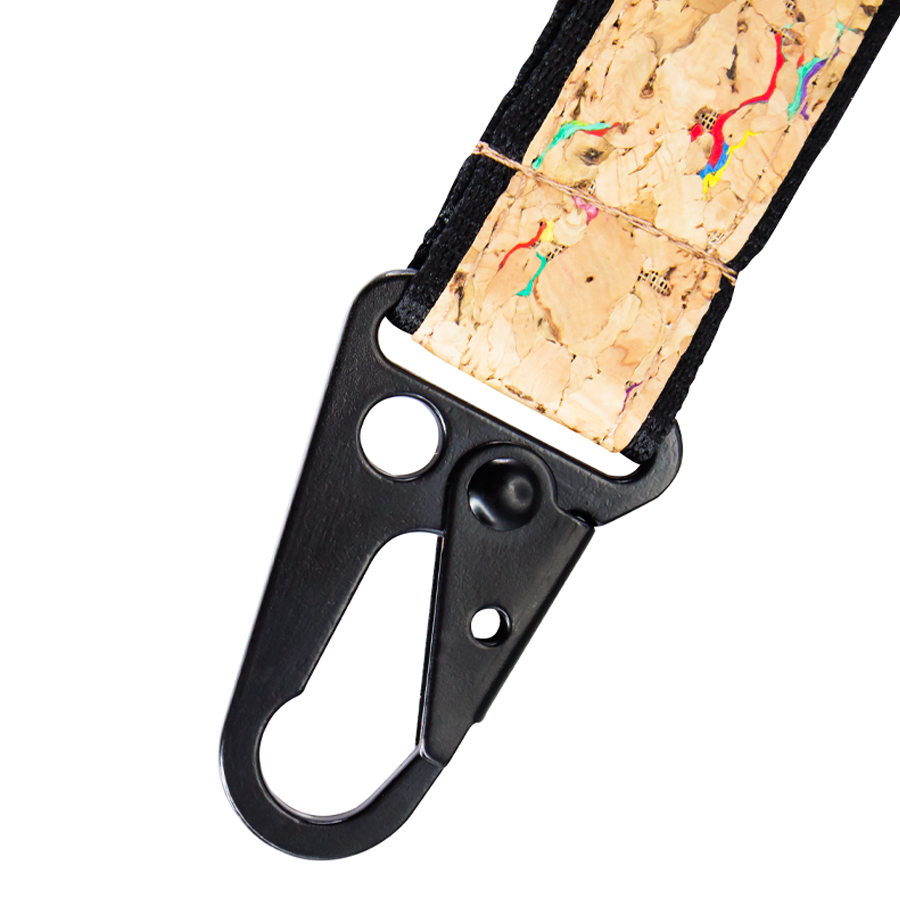 Detalle Mosquetón táctico del mosquetón con textura de corcho natural y costuras negras