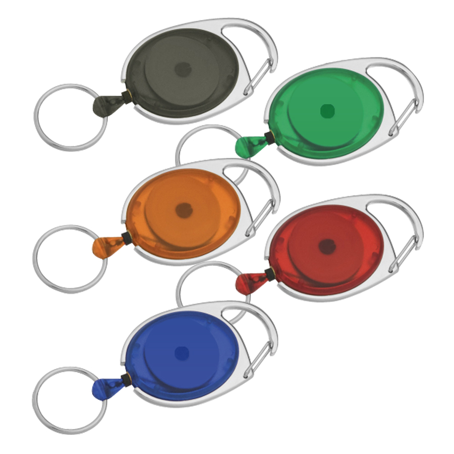 Cinco llaveros retractiles de plástico en colores negro, verde, naranja, rojo y azul con mosquetón metálico.